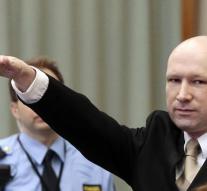 Breivik brings Nazi salute in Norwegian court