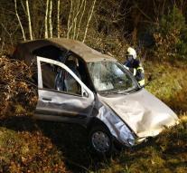 Car in the ditch in Bavel: four injured