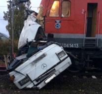 Collision train and bus: sixteen dead