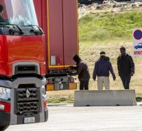 Dead by roadblocked Calais