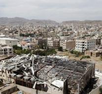 Deaths from air attack on Yemen market