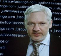 Deception trailers Assange