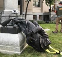 Demonstrators US withdraw controversial monument