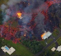 Drama on Hawaii: piece of hot lava shatters the man's lower leg
