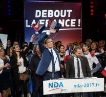 Dupont-Aignan chooses silk of Le Pen