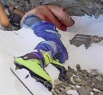 Everest reveals alpinists