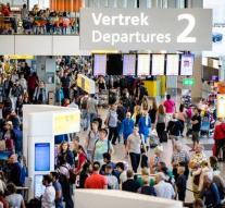Extra staff Schiphol at crowds