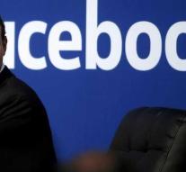 Facebook users to court for privacy