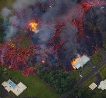 Fear and trembling: meters high lava flow in Hawaii backyard residents