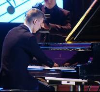 Fingerless child reveals himself as a piano player