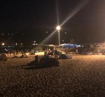 Fire-fired tourists sleep on the beach