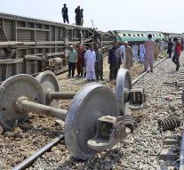 Four killed in train bombing in Pakistan