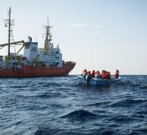 France helps migrant ship Aquarius