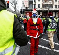 France investigates fake 'yellow vests'