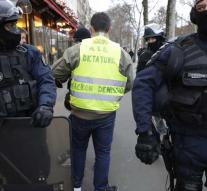 French arrest 30 Yellow Hesjes with masks and hammers