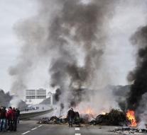 French farmers block highway