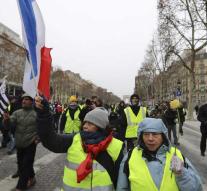 French police arrest 25 yellow vests