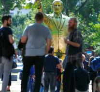 Fuss about golden Erdogan in Wiesbaden