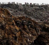 Garbage dump collapses, dozens missing