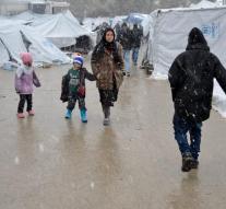 Greek refugees defy winter