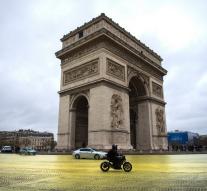 Greenpeace paints sun around Arc de Triomphe