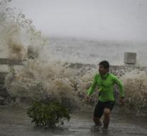 Half a million Chinese flee typhoon