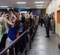 Hillary voter turns its back... for a selfie