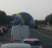 Hot air balloon lands on German highway
