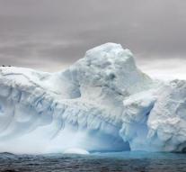 Huge mountain breaks away from ice sheet