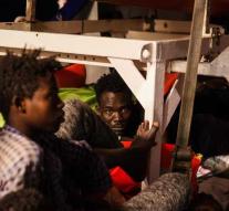 Hundreds of migrants still land in Italy