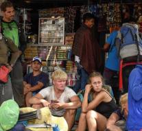 Hundreds of runners stranded on Lombok volcano