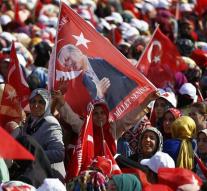Hundreds of thousands of Turks streets against coup