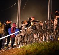 Hungary does not open corridor for migrants