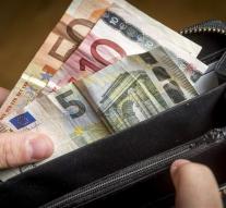 Italian daughter (26) demands and receives pocket money