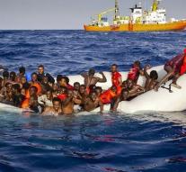 Italians rescue 7100 refugees at sea