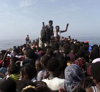 Italy back up thousands of migrants