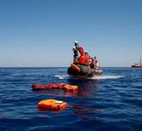 Italy gets 450 migrants from wooden boat