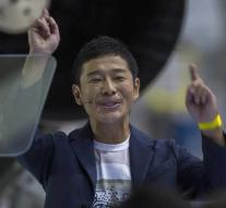 Japanese billionaire first passenger SpaceX