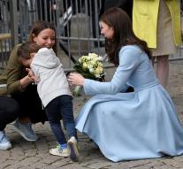 Jochie with flowers for princess Kate in tears