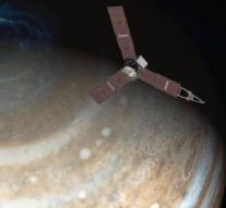 Juno sends its first image of Jupiter