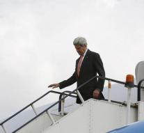 Kerry shows up in Afghanistan