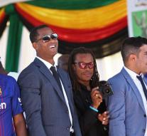 Kluivert and Davids visit controversial Mugabe