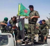 Kurdish fighters dig in in Manbij