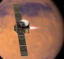 Lander began descent to Mars