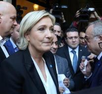 Le Pen refuses headscarf in Beirut