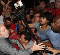 Lula gives herself to the police