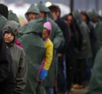 Macedonia border closes completely for migrants