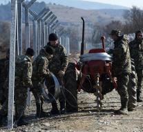 Macedonia strengthens border fence Greece