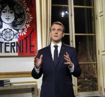 Macron calls for a massive debate