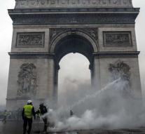 Macron inspects damaged Arc de Triomphe